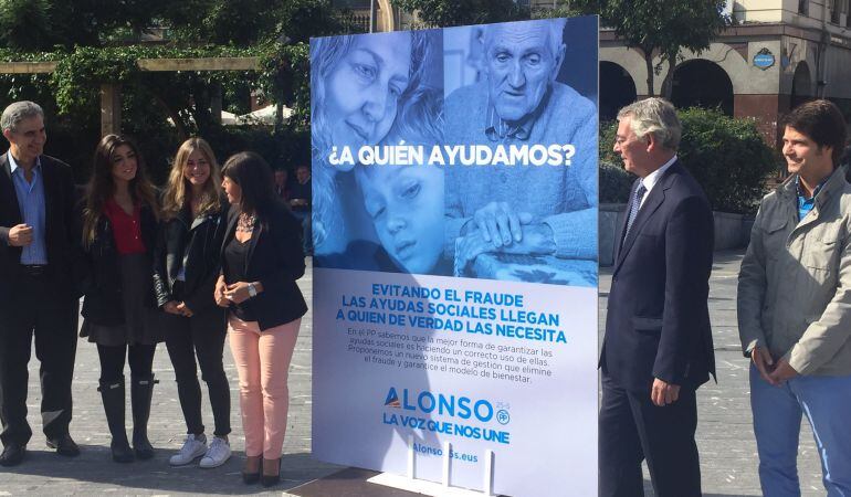 Los candidatos por Bizkaia han celebrado un acto en la Herriko Plaza de Barakaldo