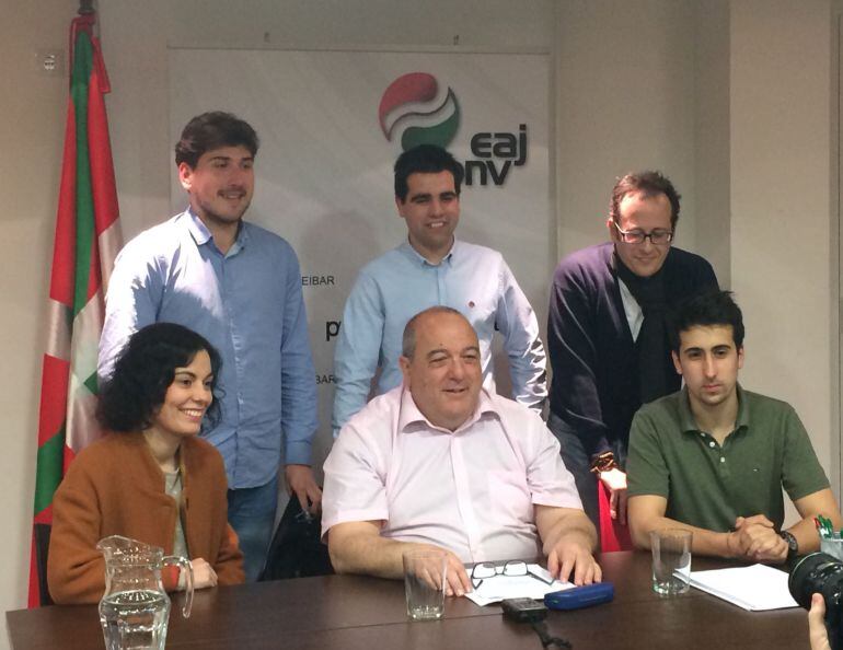 Aitor Alberdi, sentado en el centro, junto a otros integrantes de la nueva Junta Municipal de EAJ-PNV en Eibar