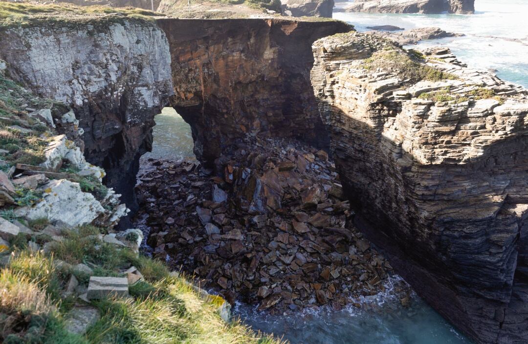 Desprendimiento de rocas en uno de los arcos de la playa de As Catedrais, en Ribadeo, Lugo, Galicia (España). 