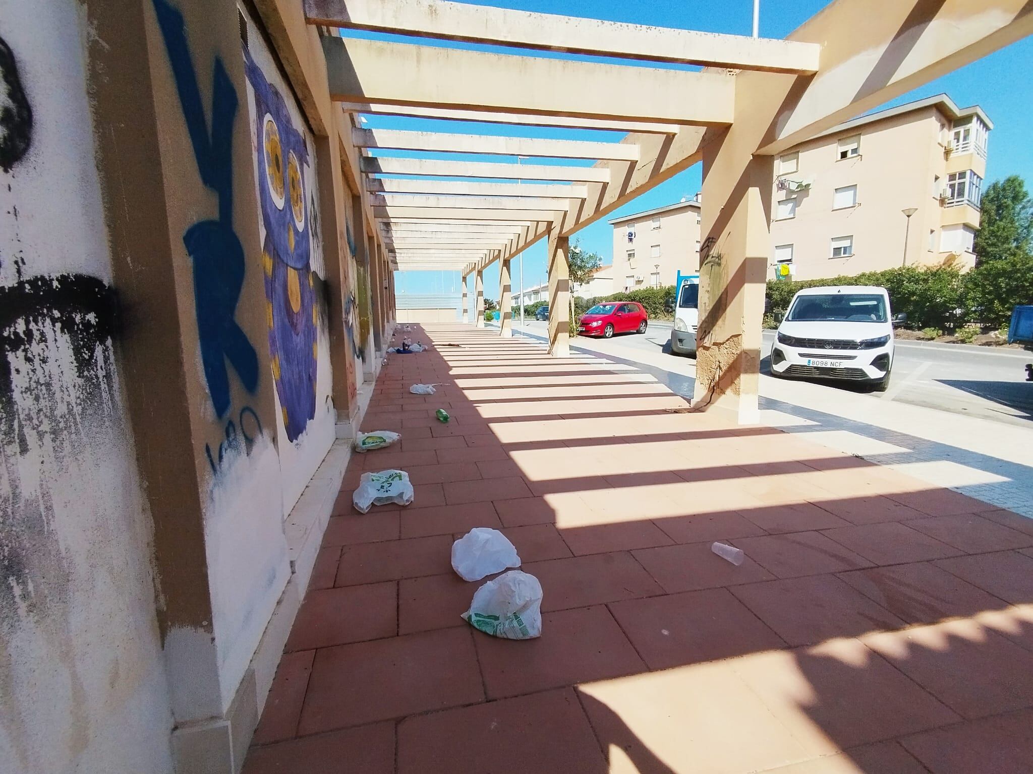 Restos de un botellón en Las Dunas