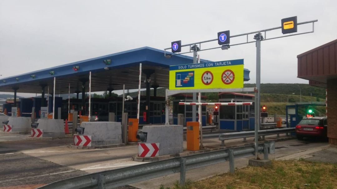 Peaje del Huerna situado en la autopista AP-66