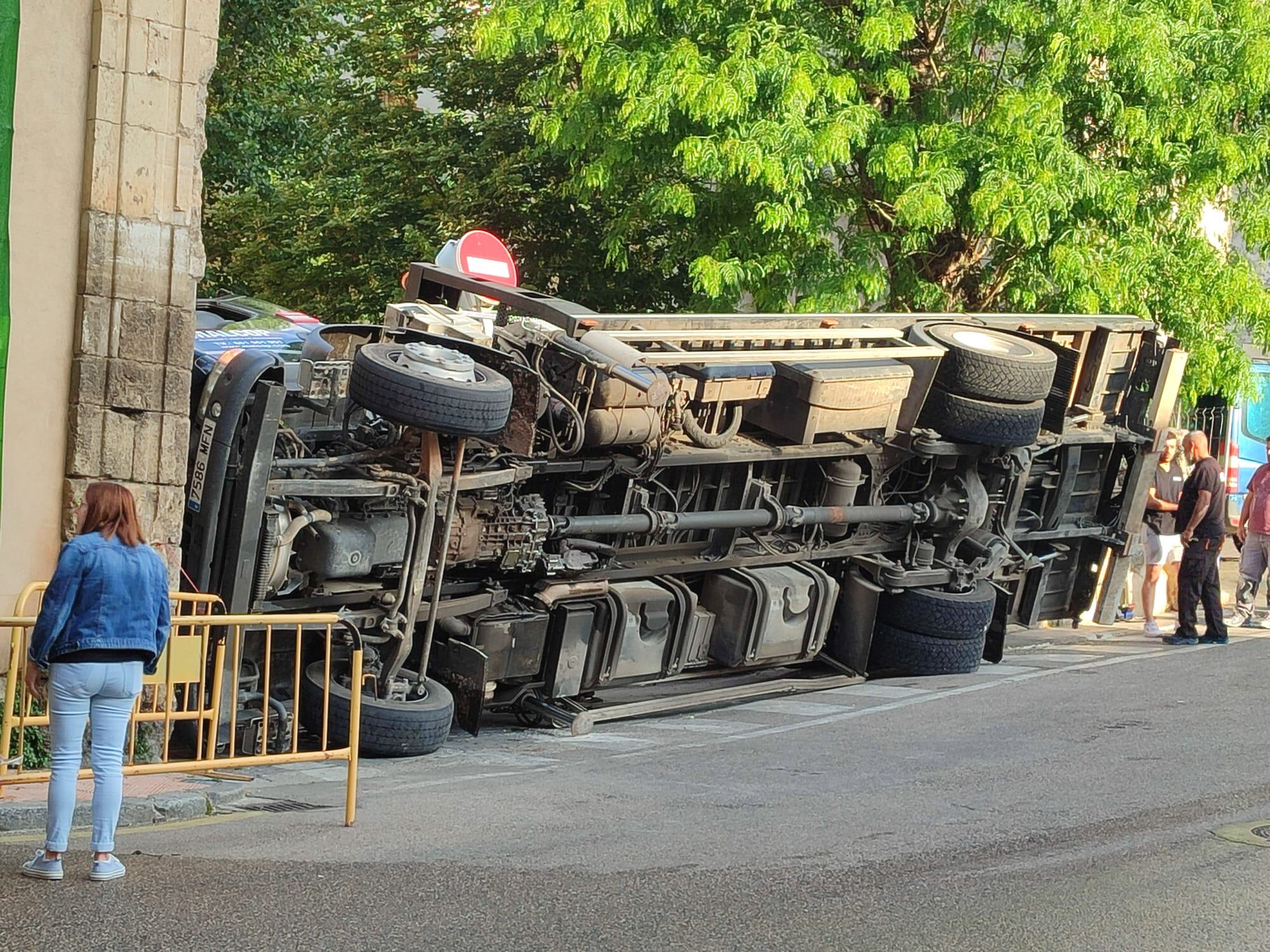 El camión ha volcado junto al convento de la Puerta de Valencia