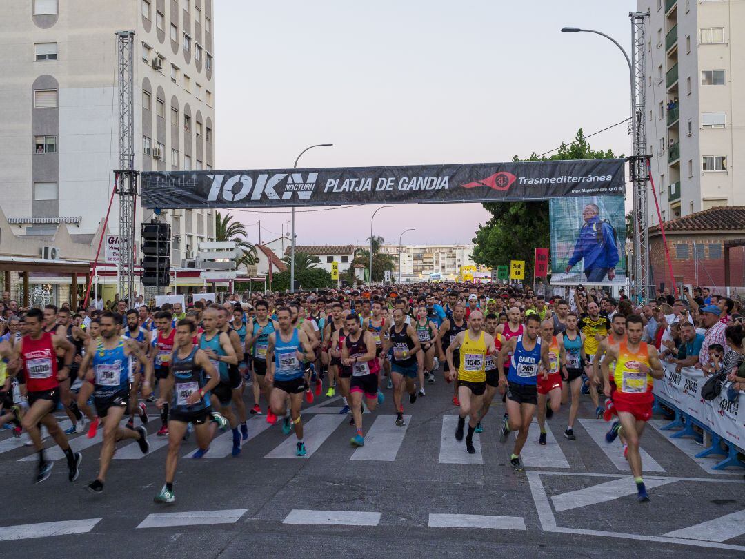 Salida de la carrera el año pasado en la playa de Gandia