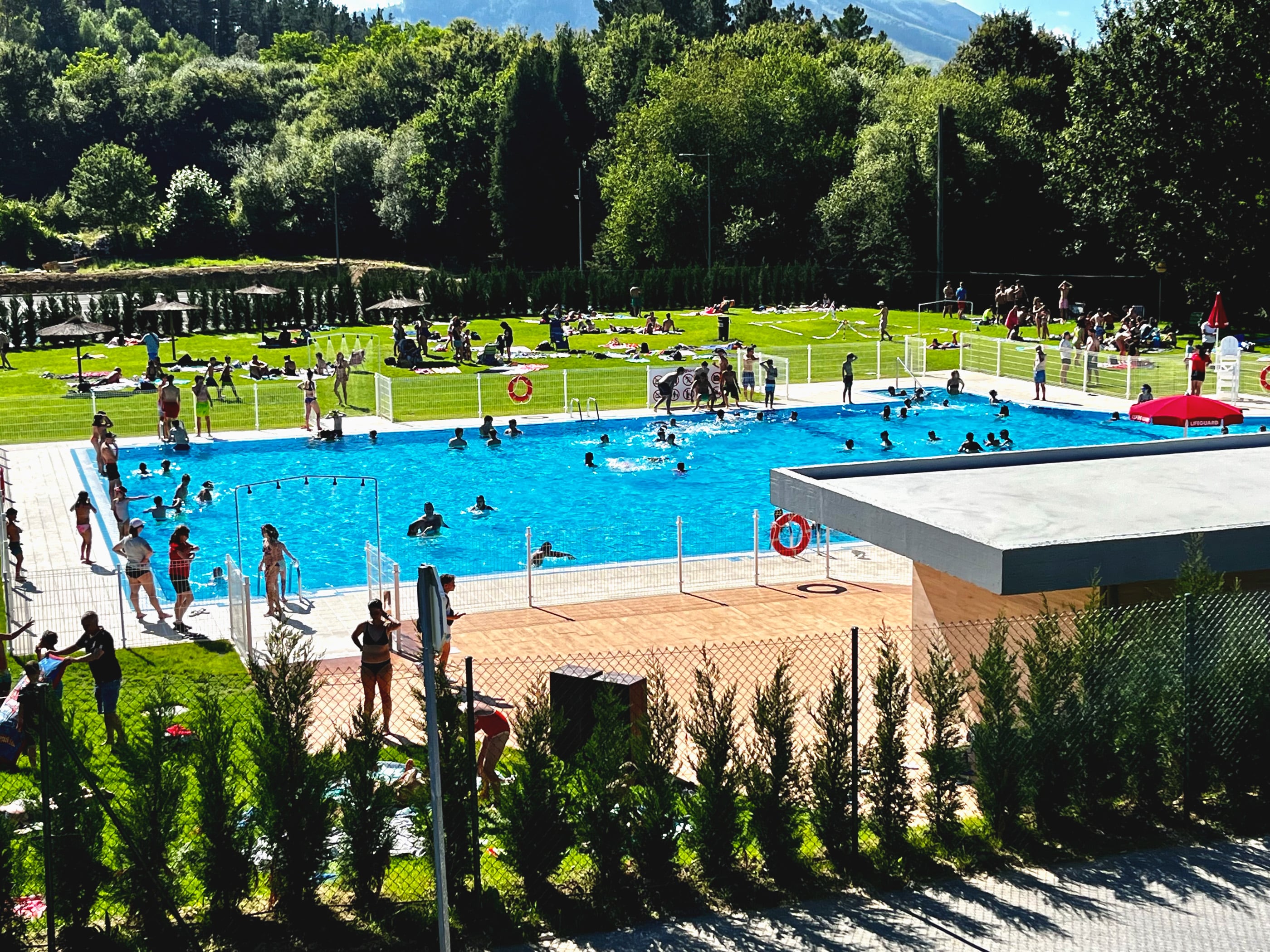 Las piscinas exteriores de Ermua en su primer verano