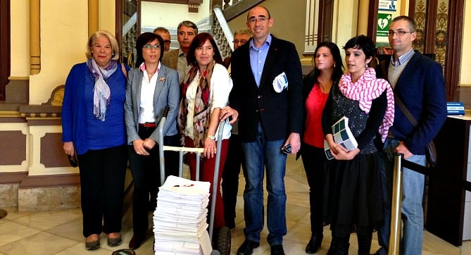 Miembros de la Iniciativa Ciudadana contra el Tarifazo, entre ellos la presidenta Dolores García y los portavoces de PSOE e IU, minutos antes de entregar las firmas contra las tarifas del agua