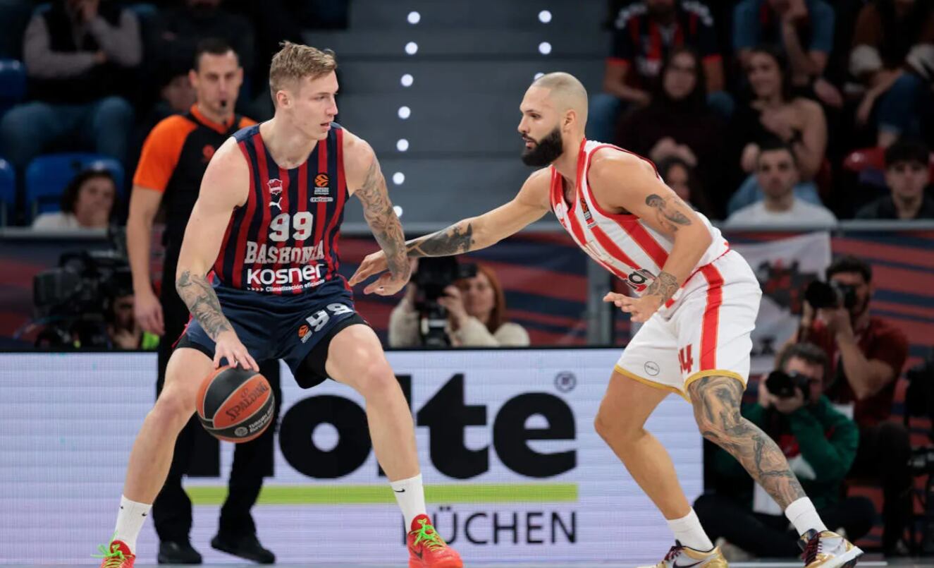 Luka Samanic trata de avanzar ante la defensa de Fournier.