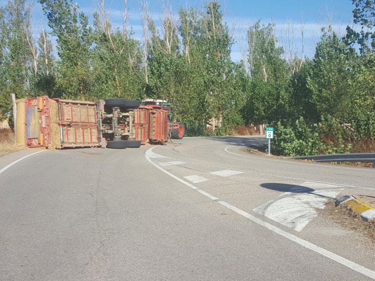 Imagen del remolque volcado a la altura de Villada (Palencia)