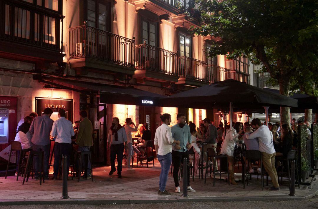Archivo - Ambiente en una calle de bares de Santander.