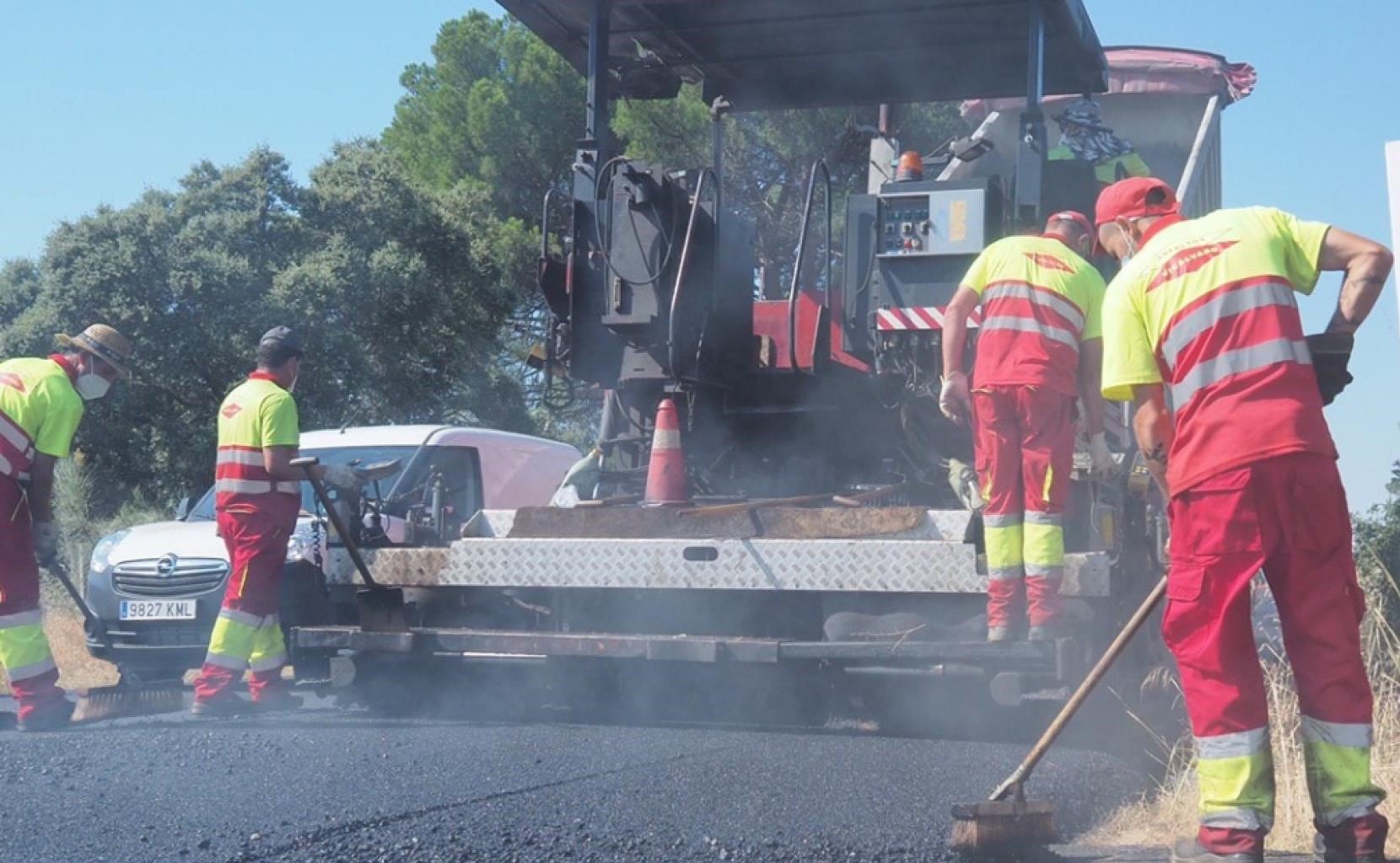 Trabajadores llevando a cabo el asfaltado de una carretera.