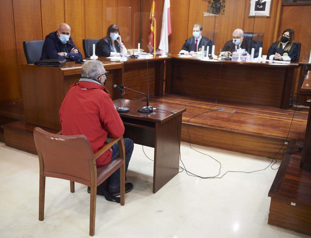 El acusado de abusar a un menor con discapacidad en la estación de Santander en el juicio.