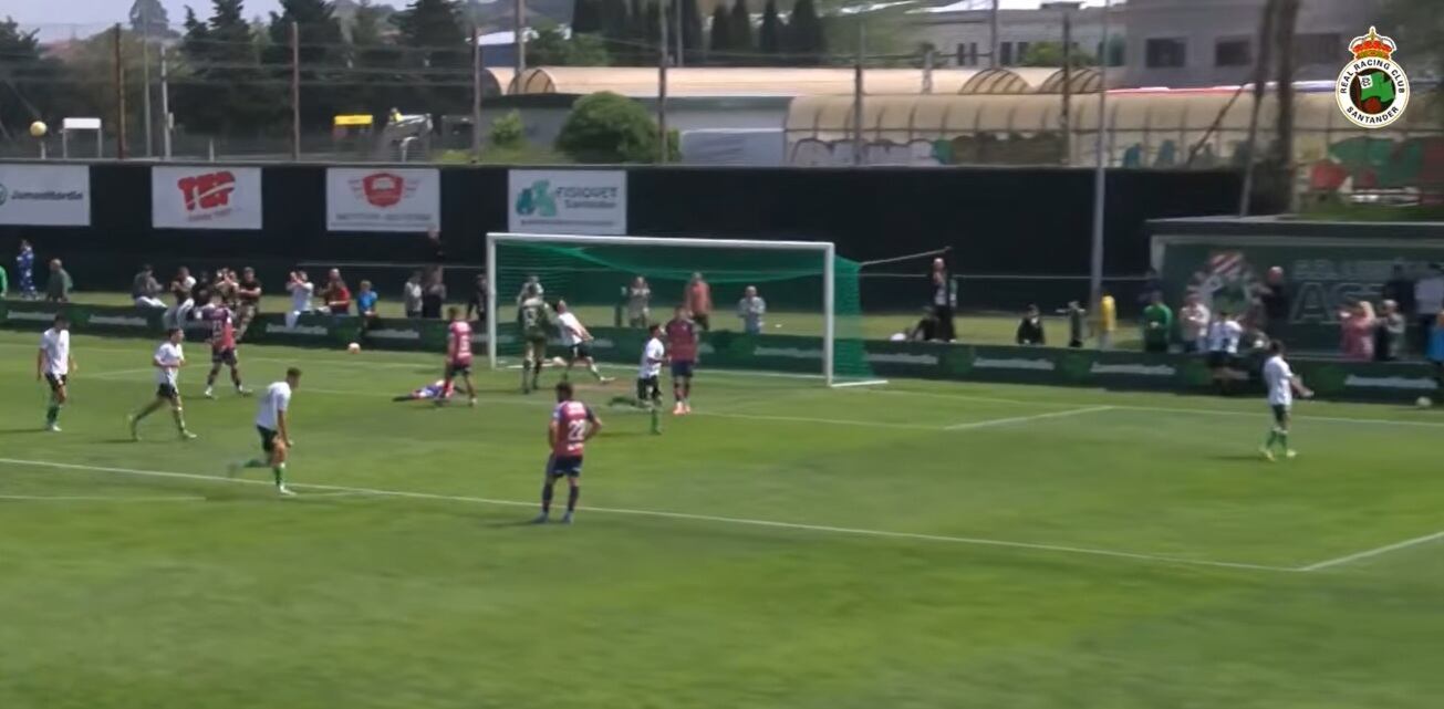 Los jugadores del Rayo Cantabria celebran uno de los goles del encuentro