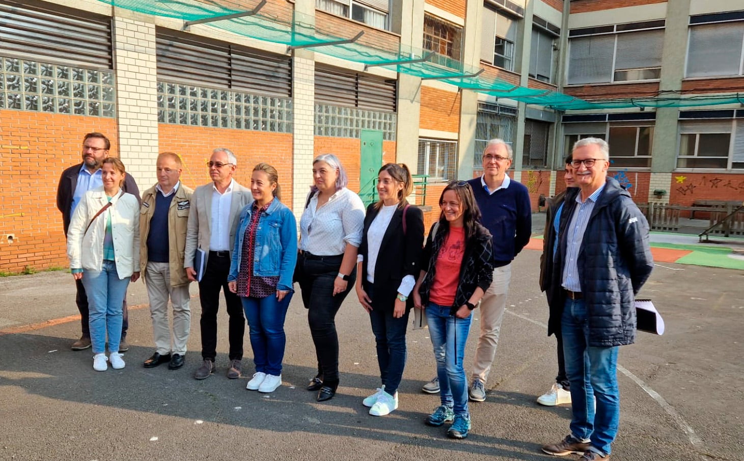 La consejera de Educación, Lydia Espina, y el director general de Infraestructuras y Tecnologías Educativas, Julio Vallaure, con el equipo directivo del CP Rey Pelayo, de Gijón/Xixón.