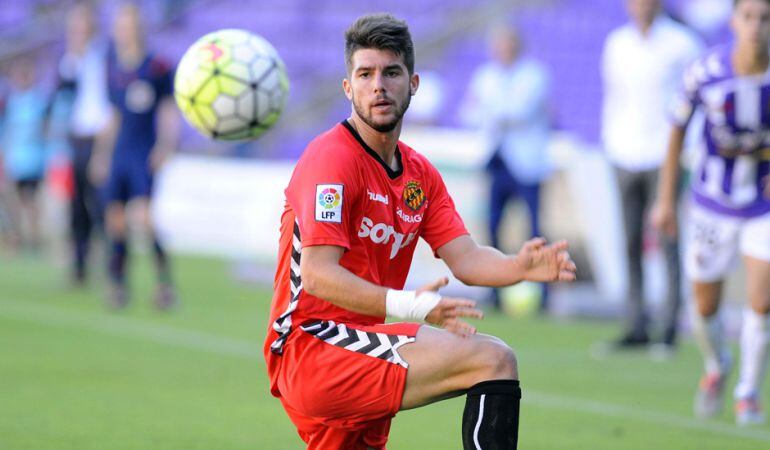 Jordi Calavera durant una jugada en el partit del seu debut a Segona Divisió contra el Valladolid.