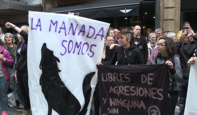 Concentración llevada a cabo frente a los juzgados en Bilbao