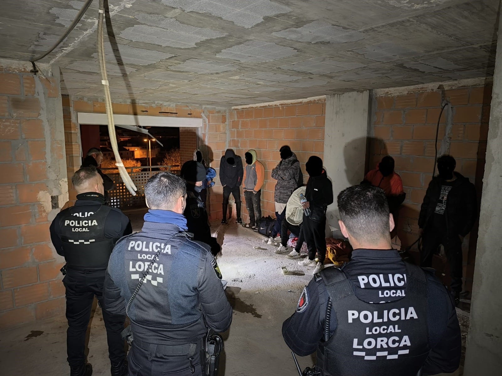 Policía Local de Lorca desaloja a un grupo de personas que se refugiaban en un edificio abandonado