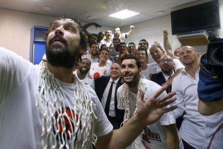 GRA484. BARCELONA, 24/06/2015.- El base del Real Madrid, Sergio Llull, realiza un selfie en los vestuarios tras proclamarse el equipo campeón de la Liga ACB en el tercer partido de la serie final por el título, jugado esta tarde en el Palau Blaugrana, en el que han vencido al FC Barcelona por 85-90. EFE/Andreu Dalmau