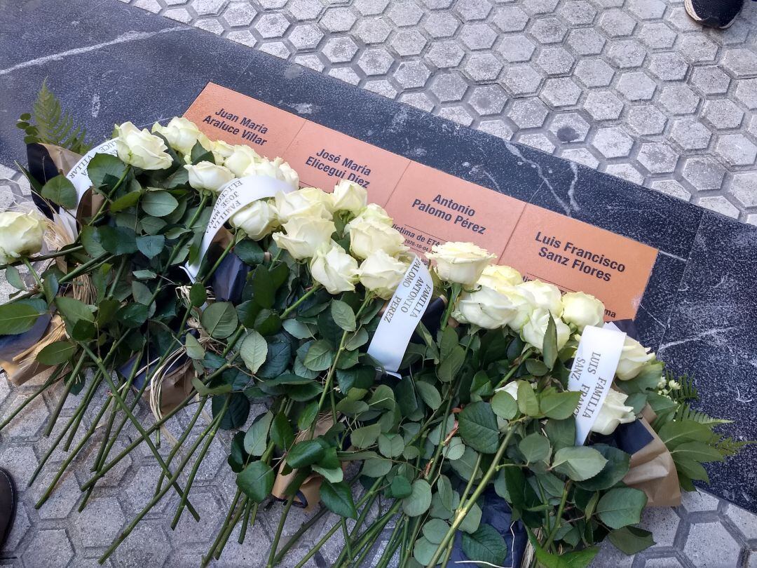 Flores blancas sobre las placas en recuerdo de las cuatro personas asesinadas por ETA en la Avenida de la Libertad en 1976