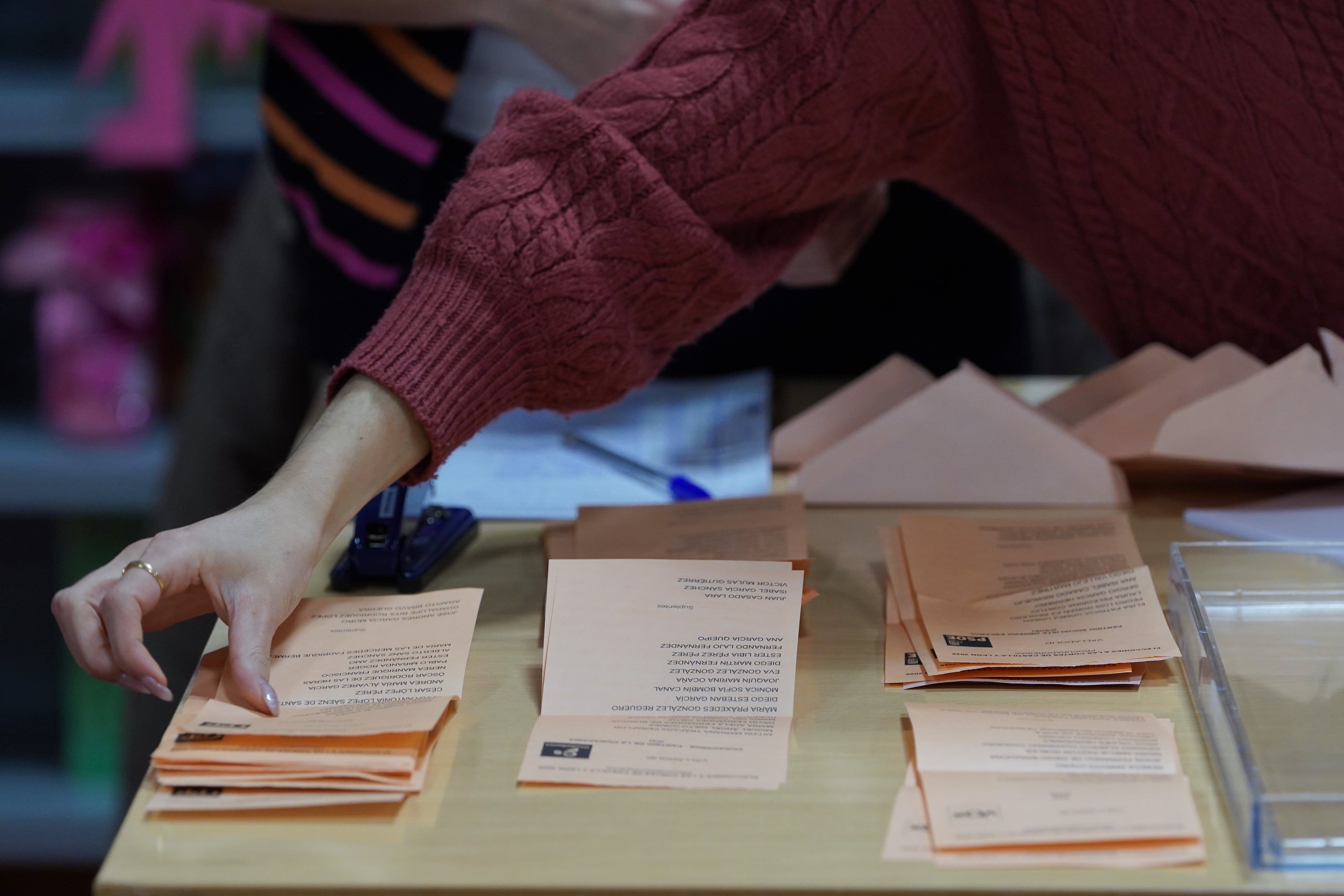VALLADOLID, 15/03/2026.- Recuento del voto por parte de los interventores en una mesa electoral durante las elecciones autonómicas en Castilla y León, hoy domingo en Valladolid. EFE/Nacho Gallego