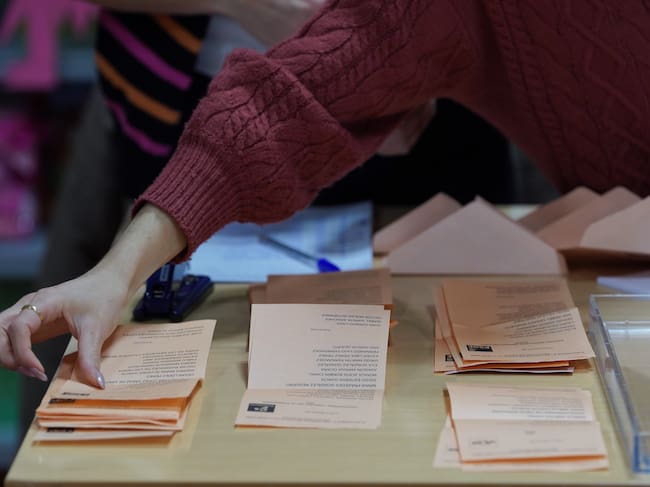 VALLADOLID, 15/03/2026.- Recuento del voto por parte de los interventores en una mesa electoral durante las elecciones autonómicas en Castilla y León, hoy domingo en Valladolid. EFE/Nacho Gallego