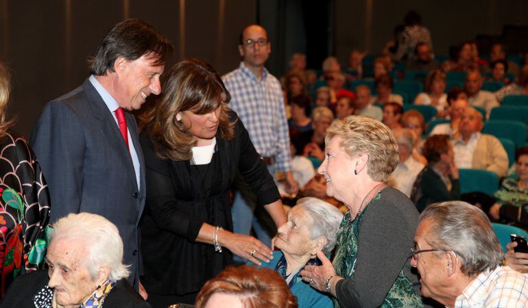 Año tras año el Teatro Auditorio Ciudad de Alcobendas celebra el encuentro con los mayores, donde personalmente el alcalde felicita a los vecinos de más edad