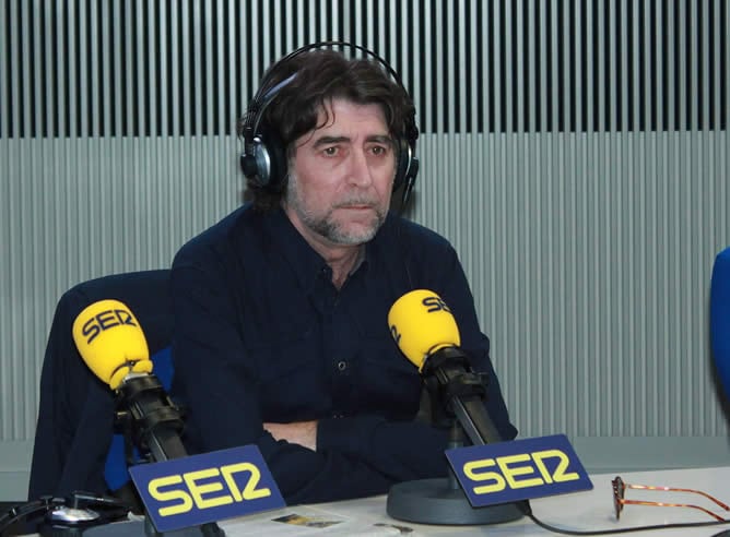 Joaquín Sabina en los estudios centrales de la Cadena SER durante una entrevista en el programa &#039;Hoy por Hoy&#039;, de Carles Francino