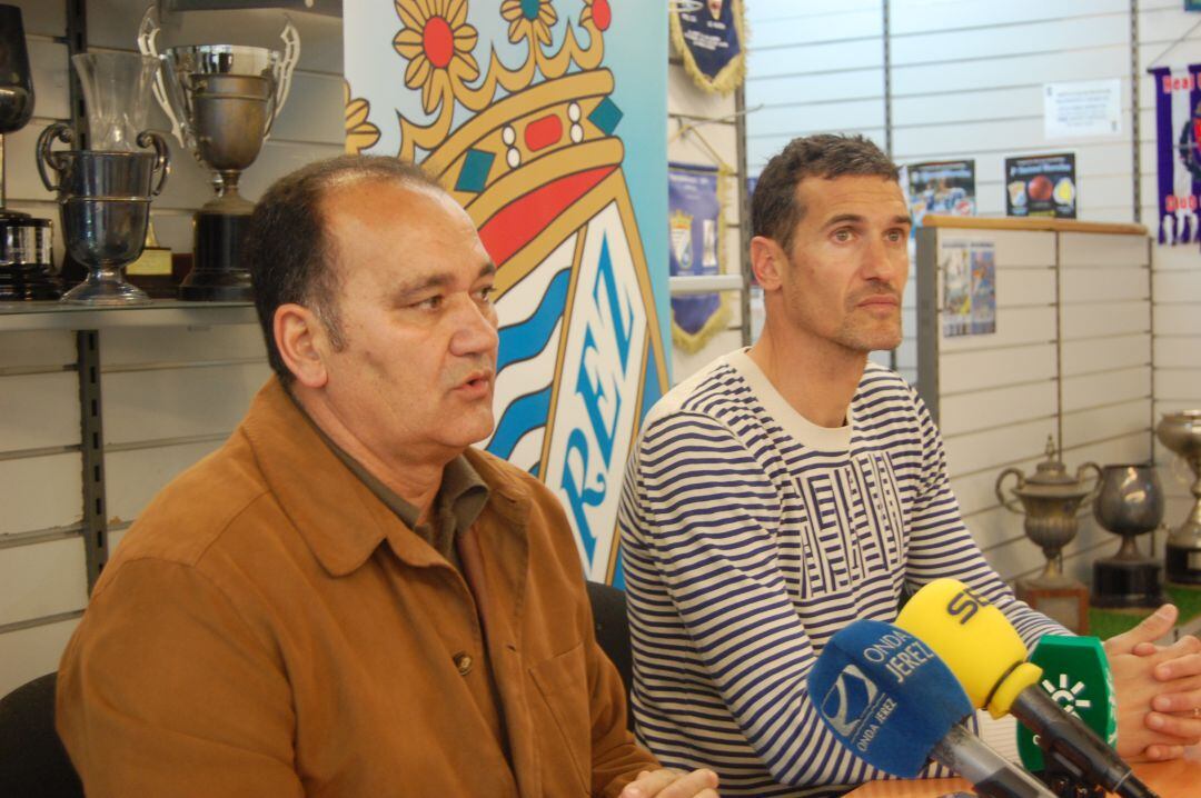 Vicente Vargas junto a Antonio Calle durante la presentación del entrenador