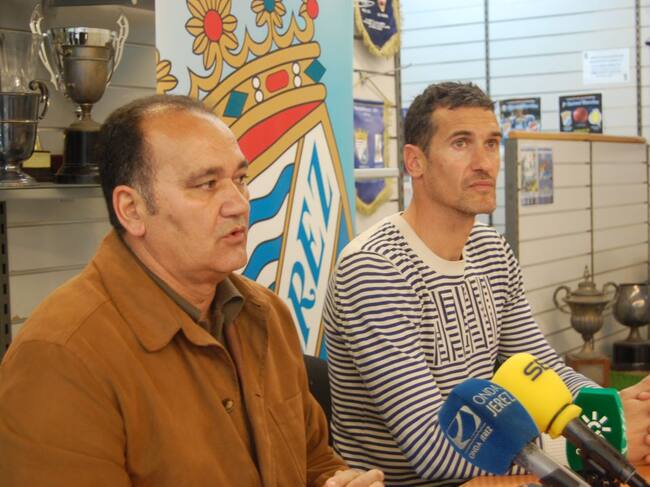 Vicente Vargas junto a Antonio Calle durante la presentación del entrenador