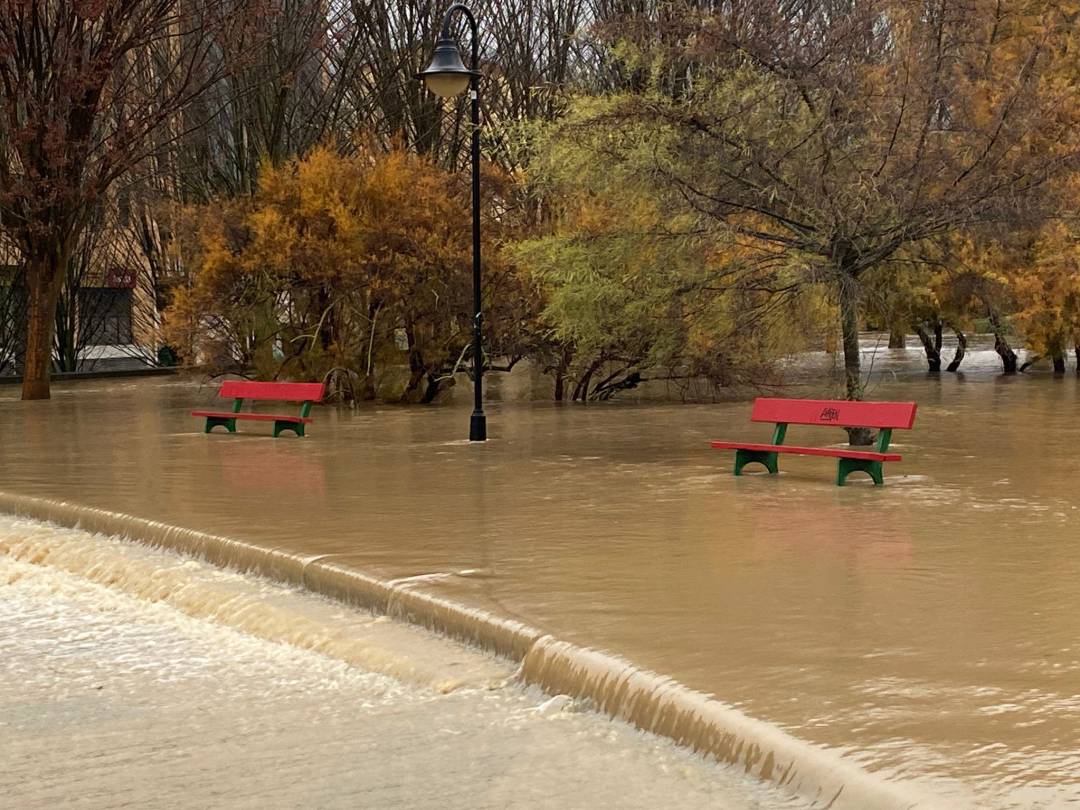 Las lluvias causan inundaciones que afectan a numerosos tramos de carretera y núcleos urbanos en Navarra