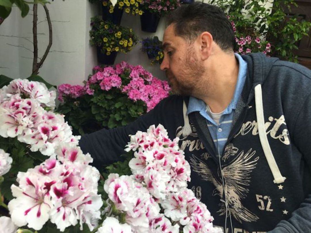 Rafael Barón cuida las plantas de su patio, en el número 2 de la calle Pastora de Córdoba.