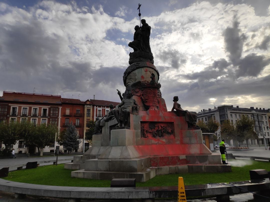 Pintada en la estatua de la plaza Colón de Valladolid