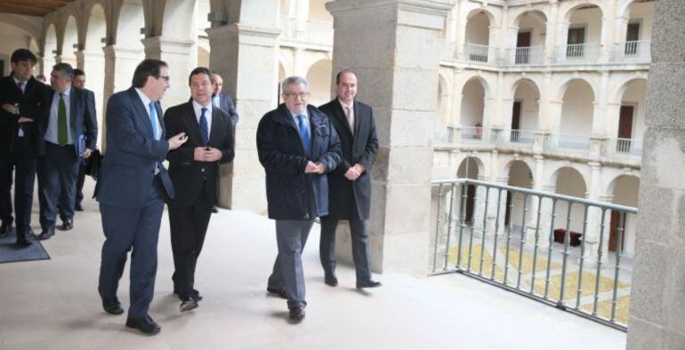 Imagen de archivo del presidente regional Emiliano García-Page junto al rector de la UAH, Fernando Galván durante una visita a la Universidad de Alcalá