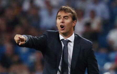 Lopetegui da instrucciones durante el partido