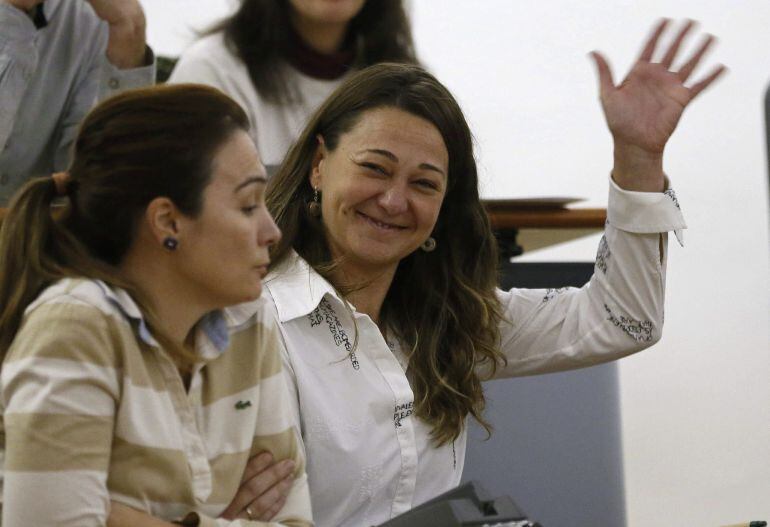 GRA300. MADRID, 14/11/2014.- Beatriz Arceredillo, número tres en la lista del PSOE en las últimas elecciones de Parla, hace un gesto tras ser elegida hoy alcaldesa de Parla en sustitución de José María Fraile, imputado en la operación Púnica, tras la renuncia de la segunda de la lista, María José Bandera. EFE/Juanjo Martín