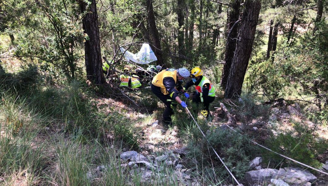 Rescate del motorista accidentado en Uña
