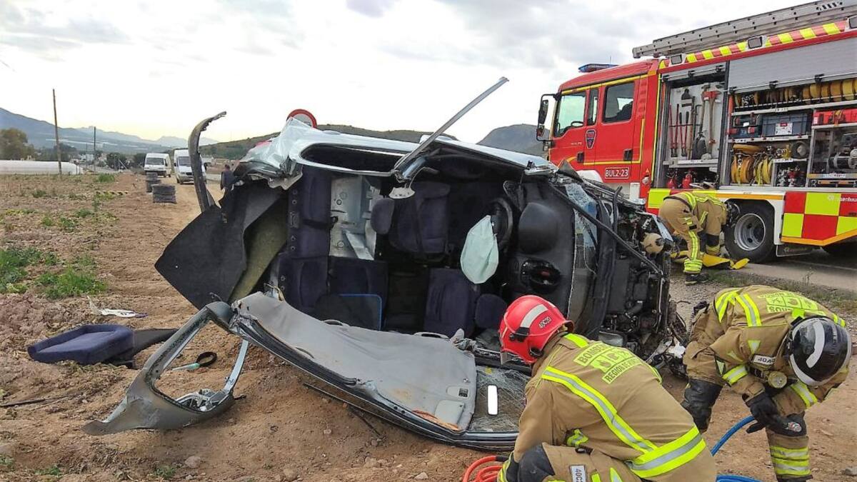 Trasladan al hospital al conductor de un vehículo accidentado en La Escarihuela