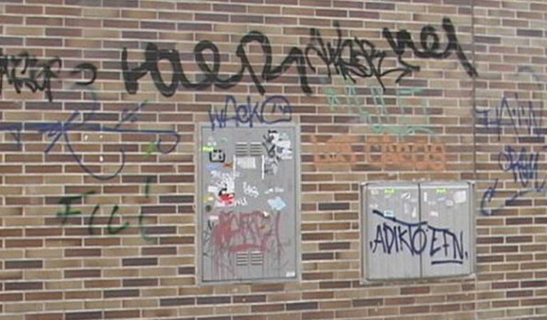 El programa municipal "Borra el odio" ha conseguido eliminar en 2015 en la ciudad 144 pintadas ofensivas.