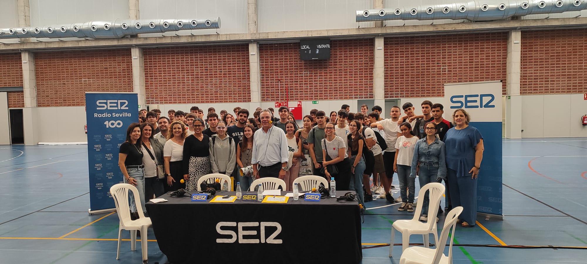 La alcaldesa de Bollullos de la Mitación, Clara Monrobé -a la derecha de la imagen-, tras el programa que realizamos este jueves desde el nuevo Pabellón Deportivo Municipal