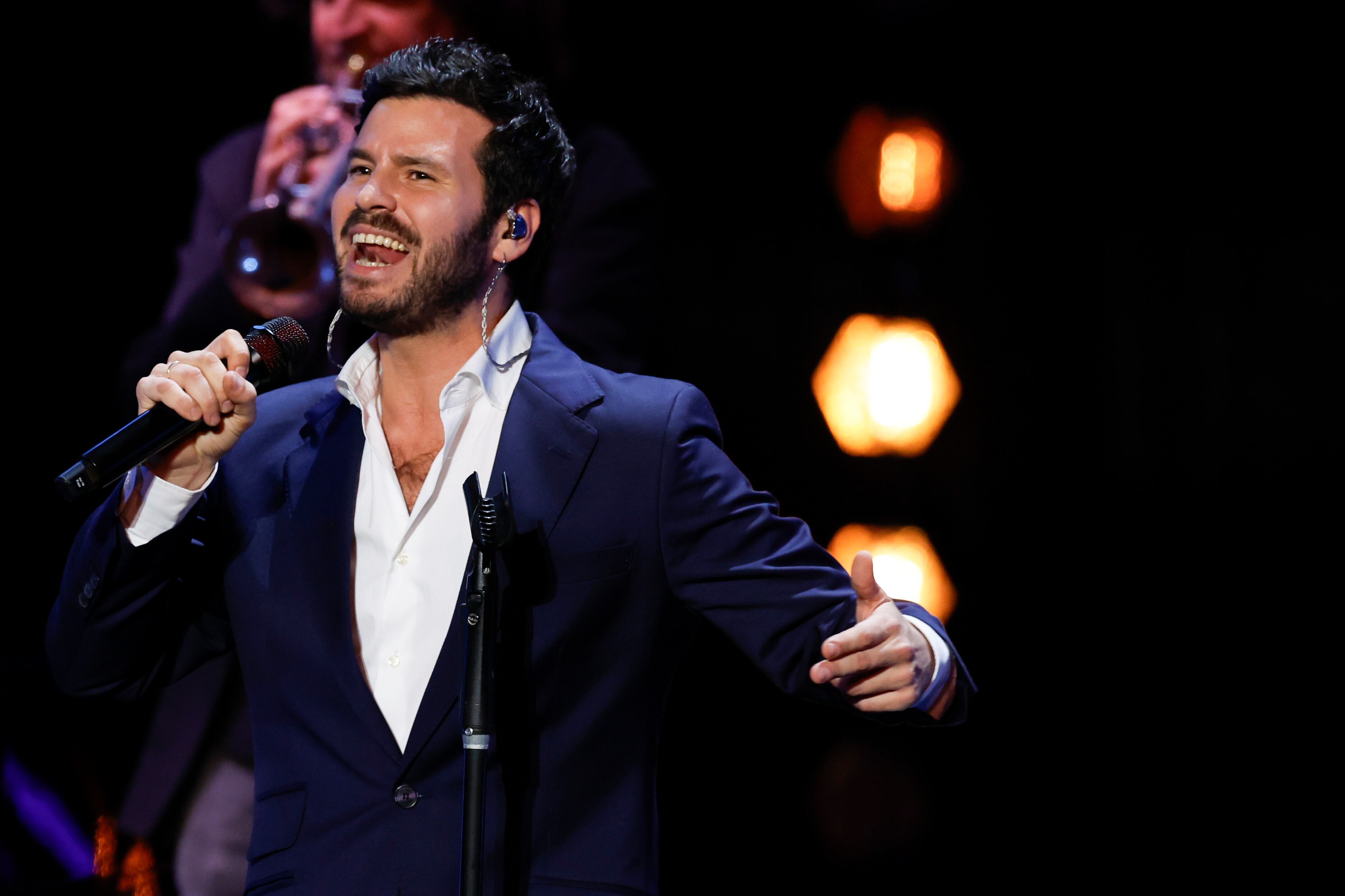 MADRID, 16/12/2023.- El cantante de Taburete, Willy Bárcenas, durante su actuación en la gala de entrega de los Premios Forqué 2023 que se celebra hoy Sábado en el Palacio de IFEMA, en Madrid. EFE/Juanjo Guillén
