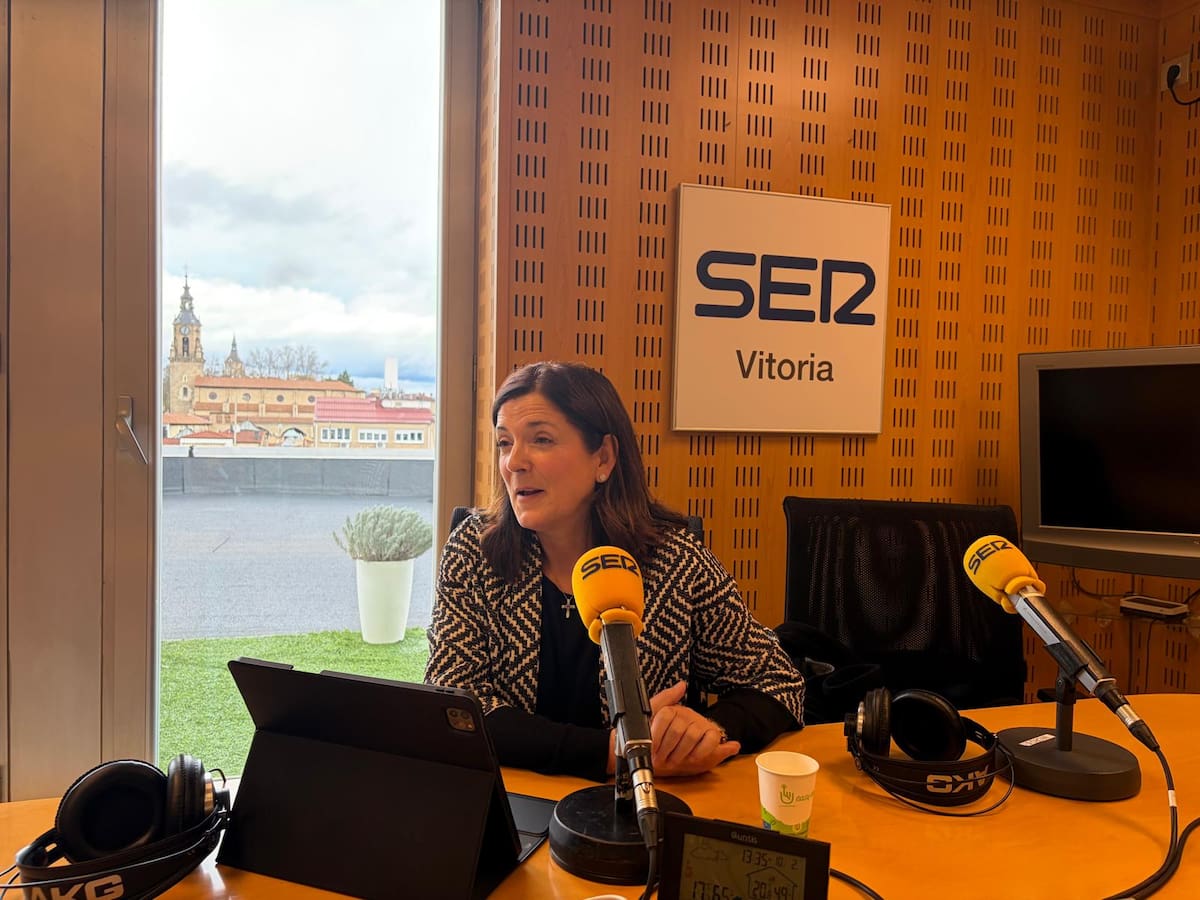 Beatriz Artolazabal: “Vamos a poner a prueba la línea 11 de Tuvisa Lakua-Zabalgana con un piloto”