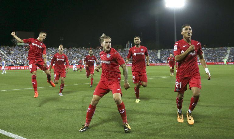 El delantero del Getafe Álvaro Jiménez celebra su gol, segundo del equipo ante el Leganés.