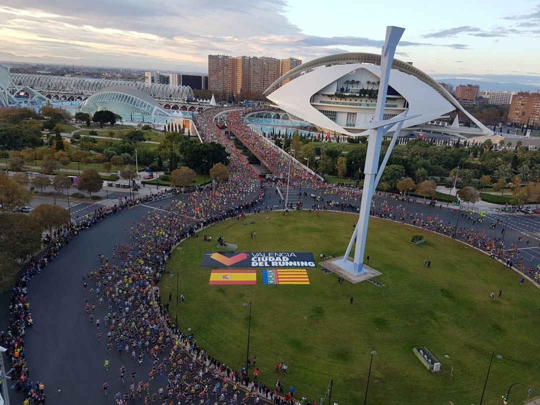 La Maratón de València e ha iniciado a las 08:30 de este domingo en la Ciudad de las Artes y las Ciencias