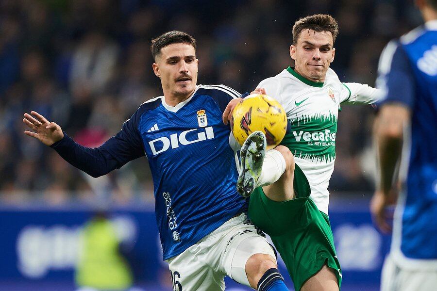 Jaime Seoane y el jugador del Elche Febas pugnan por un balón en el partido jugado en el Tartiere