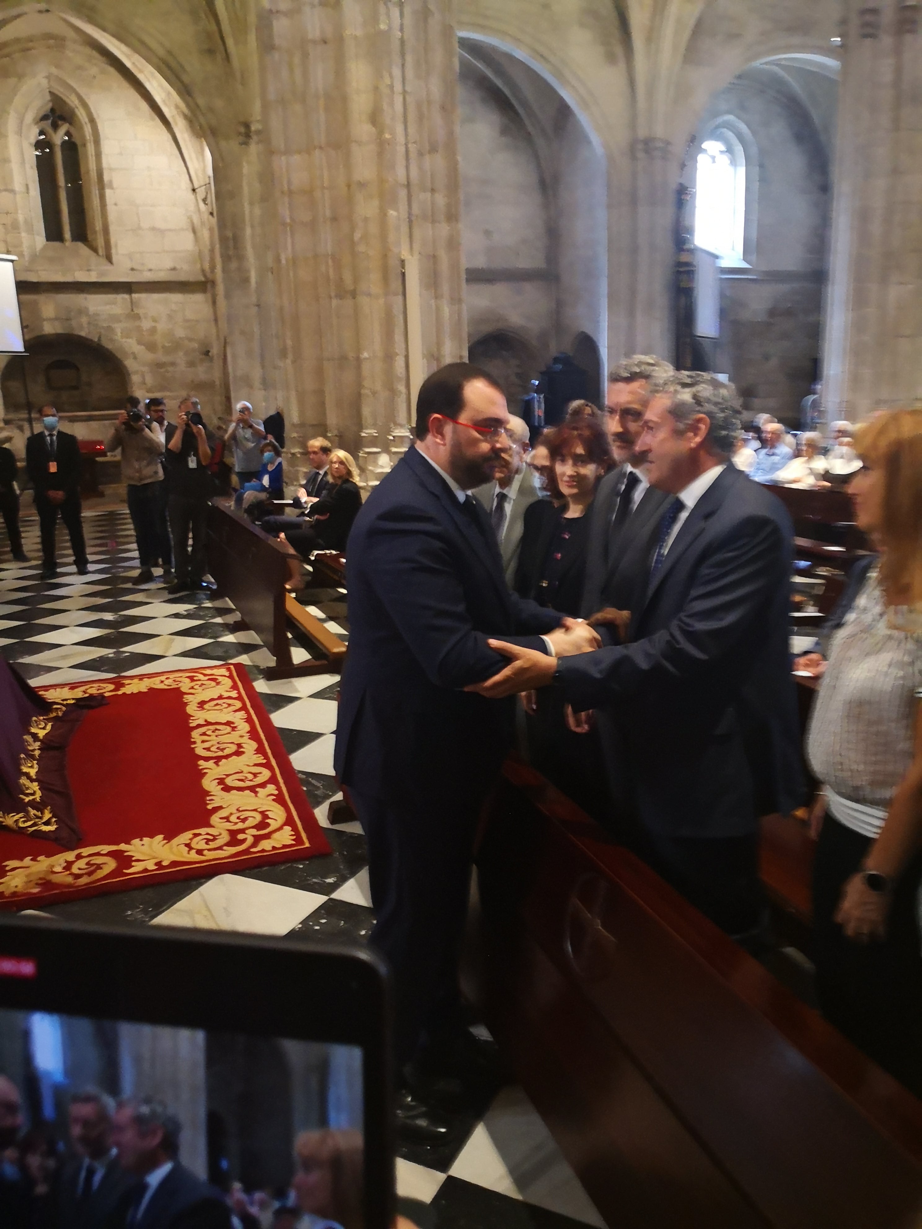 Adrián Barbón saluda a los familiares de Gabino Díaz Merchán a su llegada a la Catedral de Oviedo