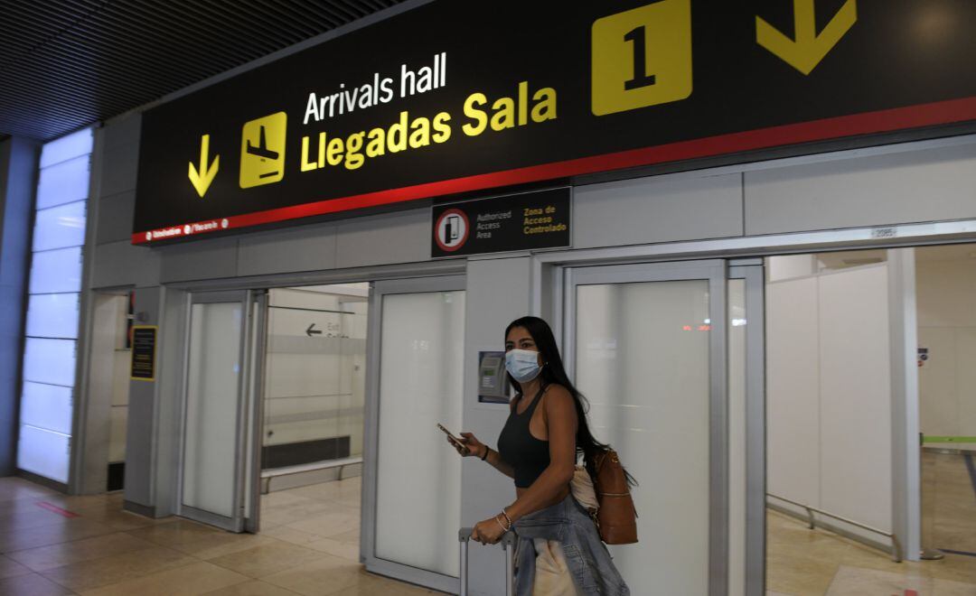 Imagen de recurso de una joven en la terminal T1 del Aeropuerto Adolfo Suárez Madrid-Barajas.