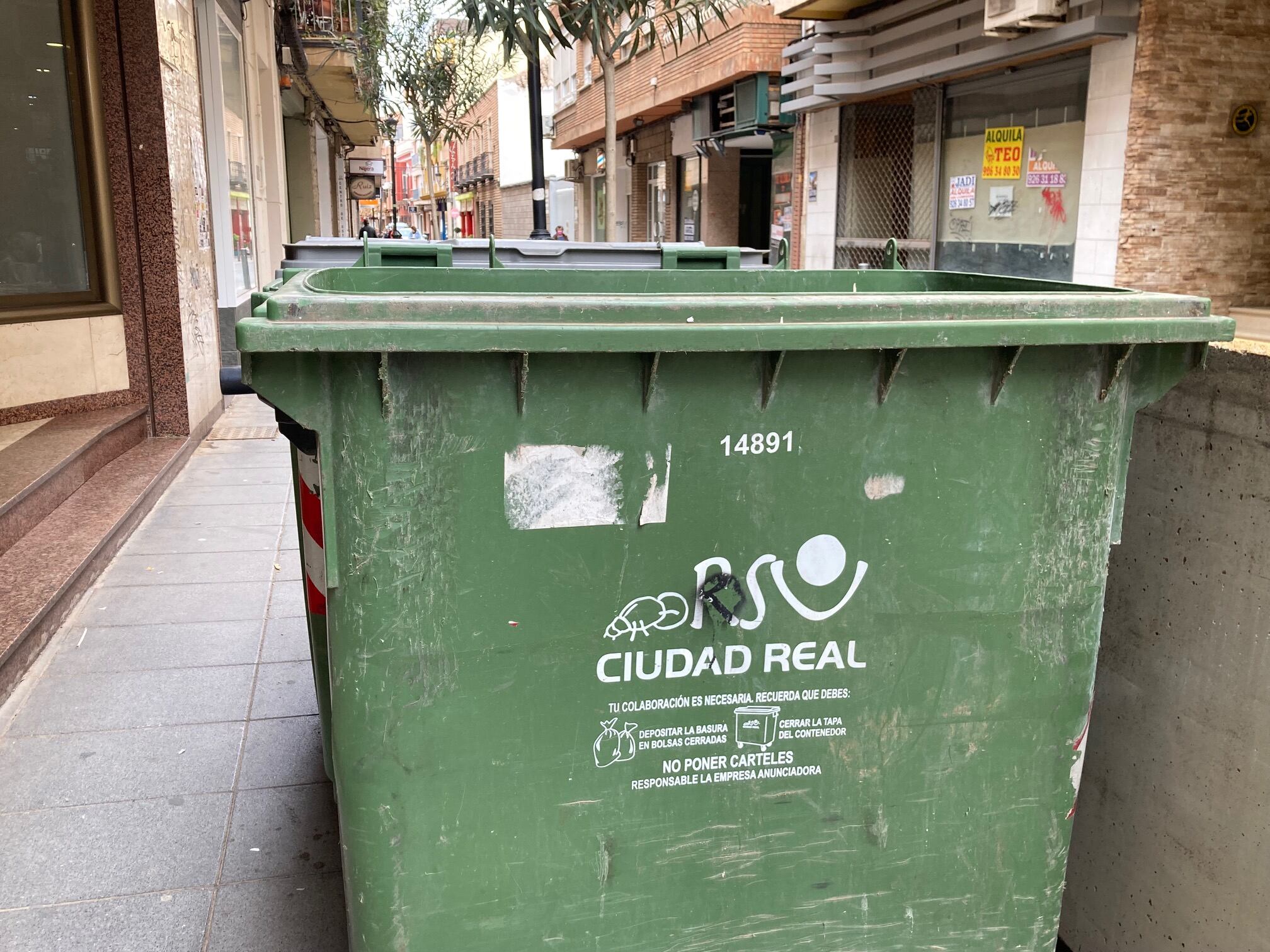 Imagen de uno de los contenedores de las calles de Valdepeñas (Ciudad Real)