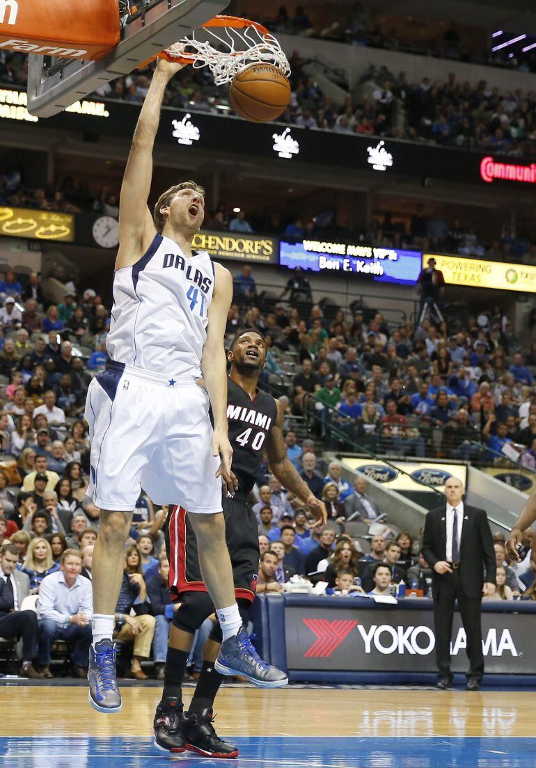 LWS110. Dallas (United States), 09/11/2014.- Dallas Mavericks player Dirk Nowitzki of Germany dunks the ball against the Miami Heat in the first half of their NBA basketball game at the American Airlines Center in Dallas, Texas, USA, 09 November 2014. (Ba