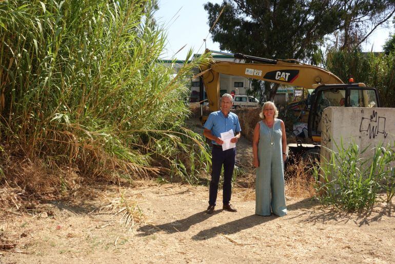 La concejala de Servicios Operativos,Teresa Porras en el arroyo de Las Cañas, en la cuenca del Guadalhorce.