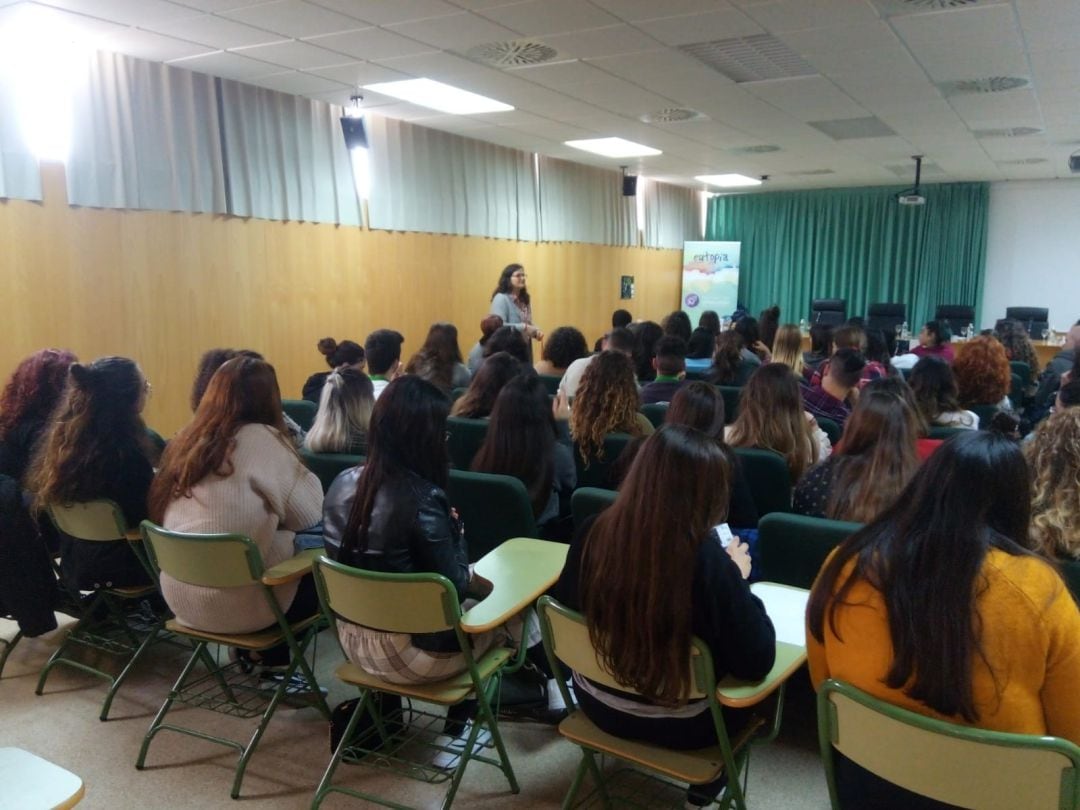 Belén Ríos en el curso de diversidad afectivo-sexual en la UHU.