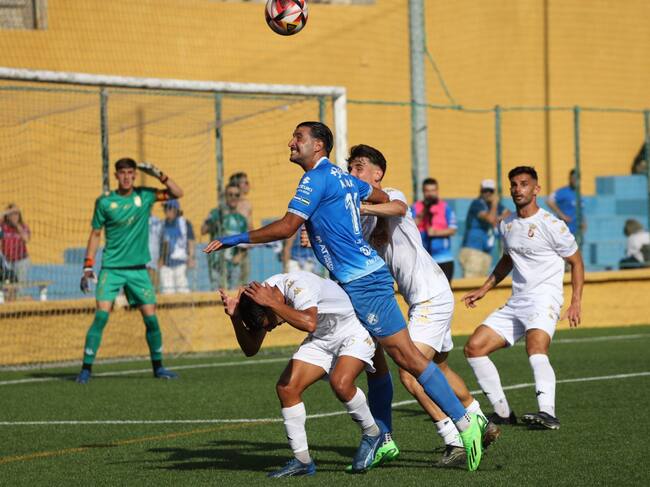 Alberto Durán en un lance del partido