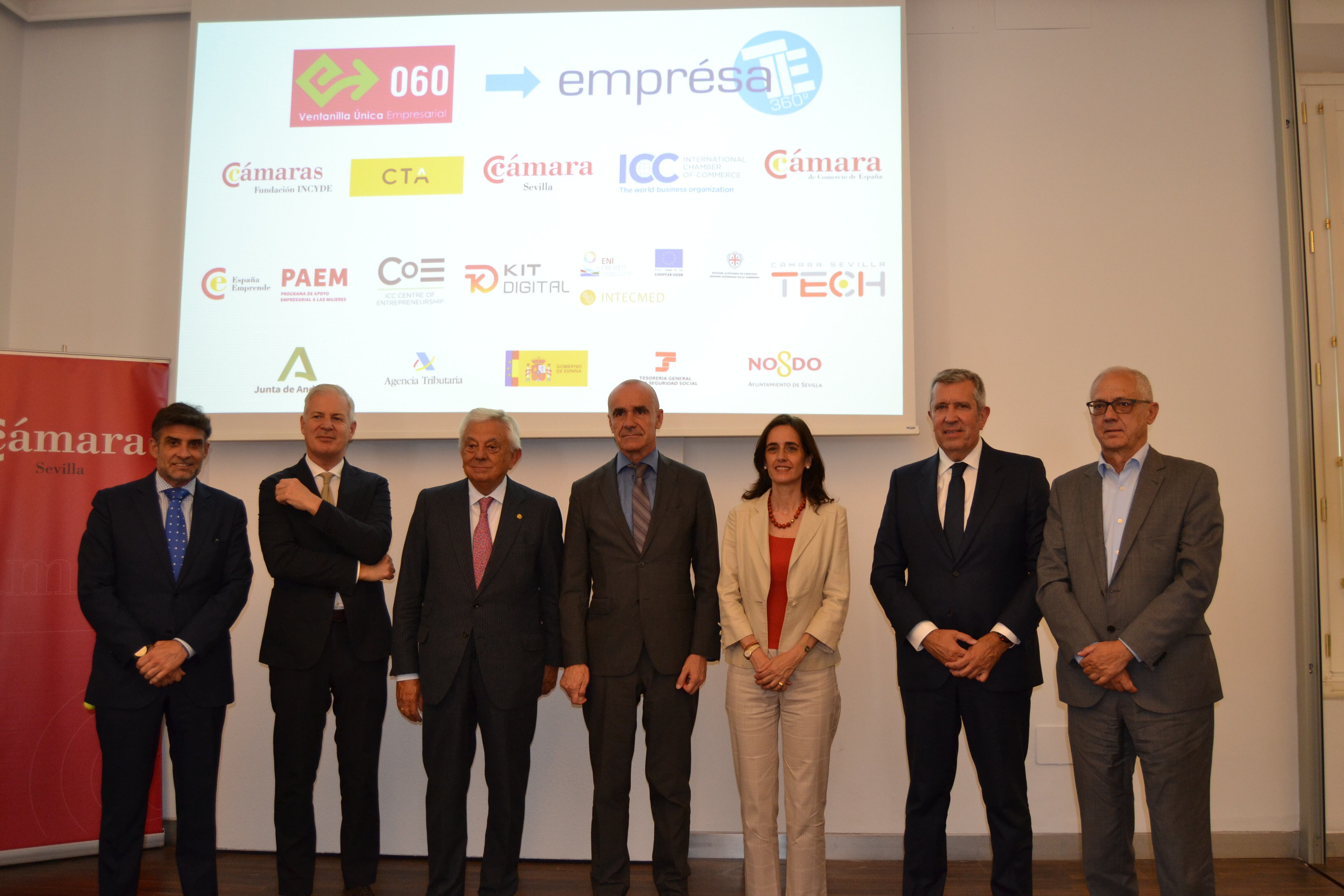 El director de Competitividad de la Cámara de Comercio de España, Julián López-Arenas, el  secretario general de la Cámara de Comercio Internacional (ICC), John W.H., el presidente de la Cámara, Francisco Herrero, el alcalde de Sevilla, Antonio Muñoz, la delegada en funciones del gobierno de la Junta de Andalucía en Sevilla, Susana Cayuelas, el director general de la Fundación Incyde, Javier Collado y el director general de Corporación Tecnológica de Andalucía (CTA), Elías Atienza Alonso.